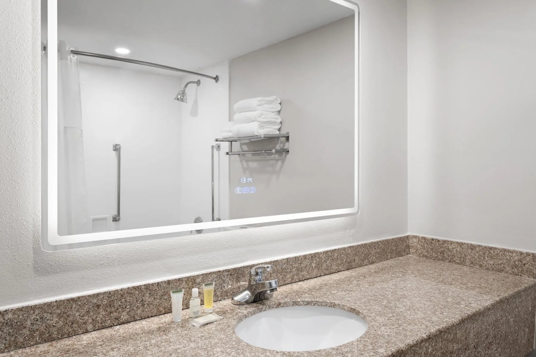 BATHROOM WITH MIRROR