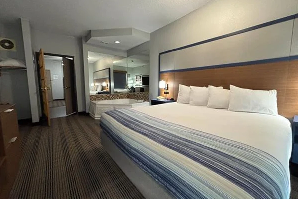 AmericInn by Wyndham Galesburg IL Furniture