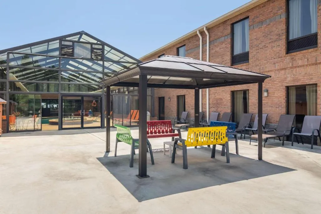 Comfort Inn Hotel Furniture outside Pool