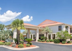 Days Inn & Suites by Wyndham Navarre - near Beaches/Hurlburt
