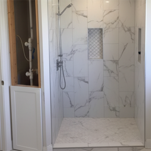 Durable quartz shower surround with recessed niche for long use